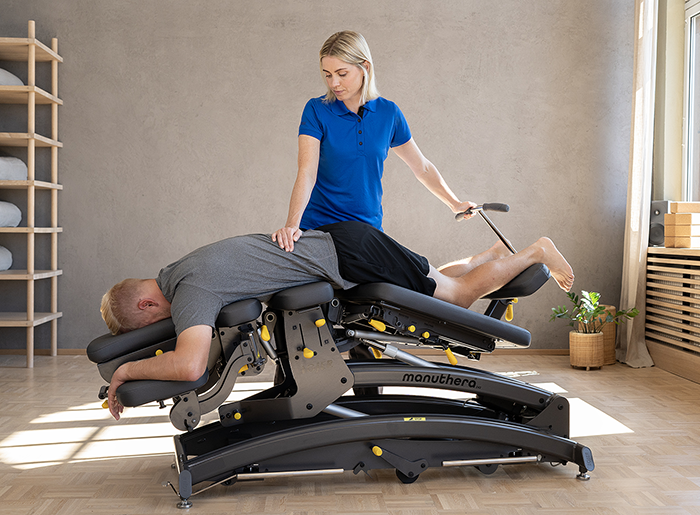 242-manuthera-carbon-wellness-700x515 manuthera 242 manual therapy table